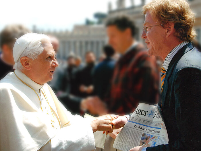Guido Horst, Chefredakteur der Tagespost und Papst Emeritus Benedikt XVI. (links im Bild) schütteln sich die Hand.